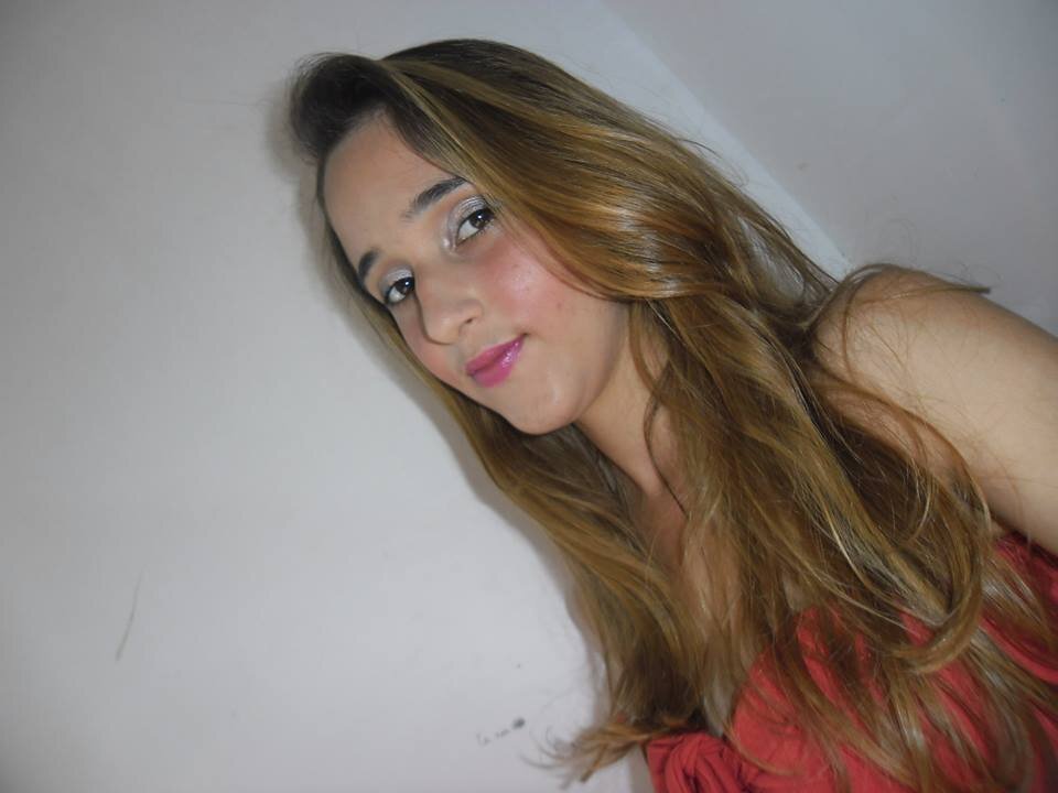 apenas uma garota com a alegria de uma criança;
a malícia de uma adolescente;
e sentimentos de mulher