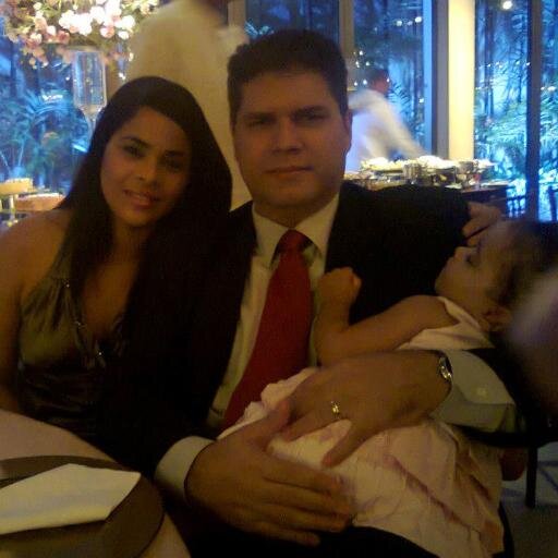 Amo minha Família, pizza, séries, filmes e futebol, exatamente nesta ordem.