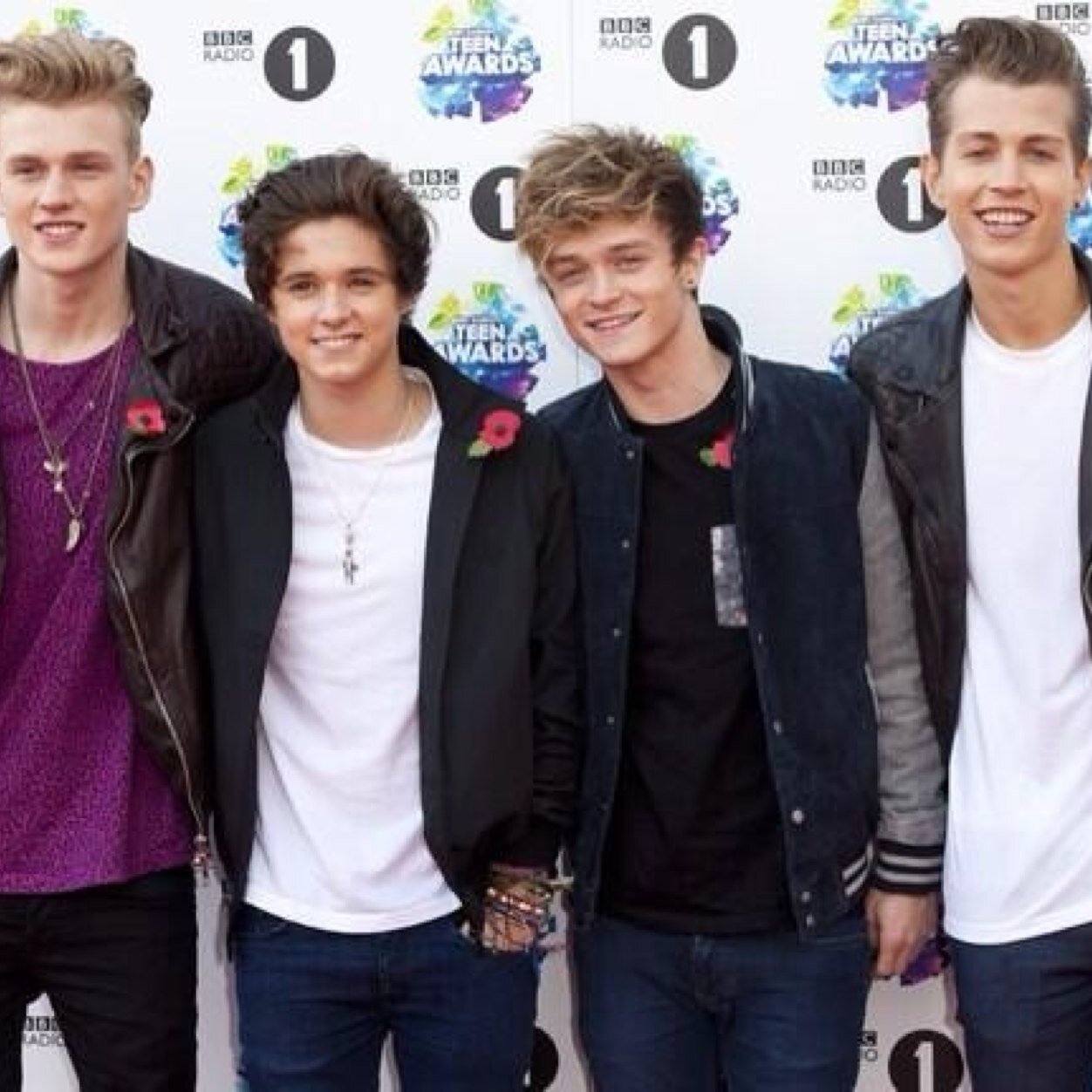 Please follow my person @boybandsss_ ✌❤