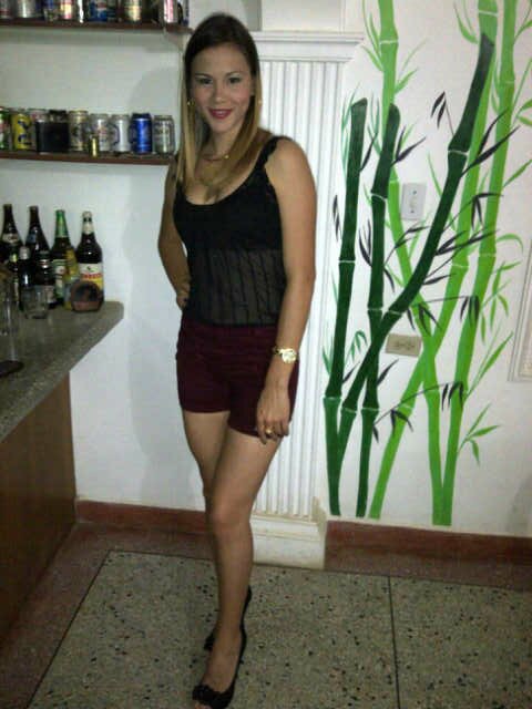 Soy una persona tranquila, bella, amigable. Pues Detesto las mentiras, fanática a la música de cualquier genero.! ☺ Y futura licda. Educadora. ♥Suerte!