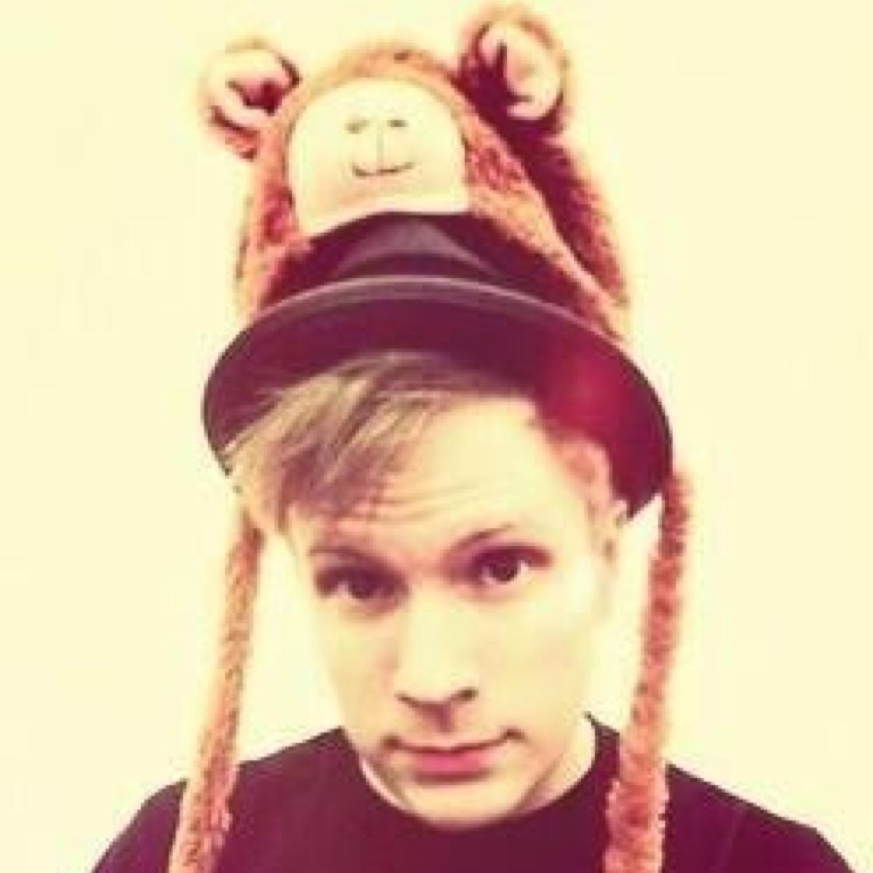 HI OKAY IM WONDER AND THIS IS JUST A FREE FOLLOW FROM @WONDERSAVAMPIRE