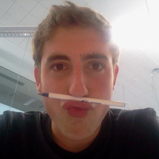 Mira bien porque las cosas buenas suelen ser demasiado pequeñas, es verdad, no pienses que estoy loco, ven aquí te prestaré mis ojos.