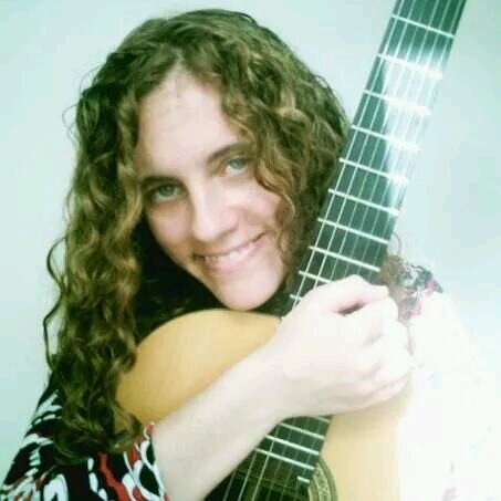 PES Licenciada en Música biligúe.
Licenciada en Música.
Diplomada de RRLL.
Master CS por Uned
Asesora de lactancia y futura experta.
Musicoterapeuta en proceso.