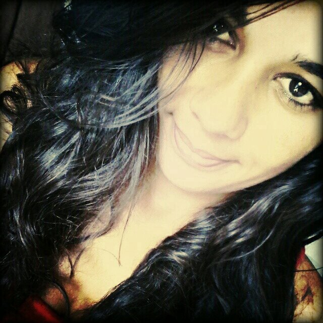 Ela é uma mulher menina, que precisa urgentemente ser mais forte. Ela que vc veja seu sorriso antes de olha o seu decote.