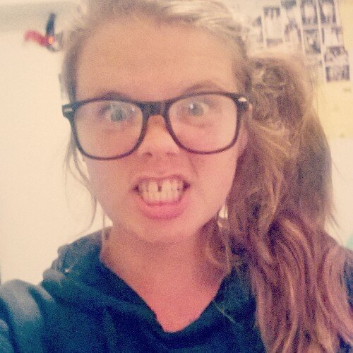 Blue eyes&brown hair ♡, hockey player ; I follow back& unfollow back .  :'D x