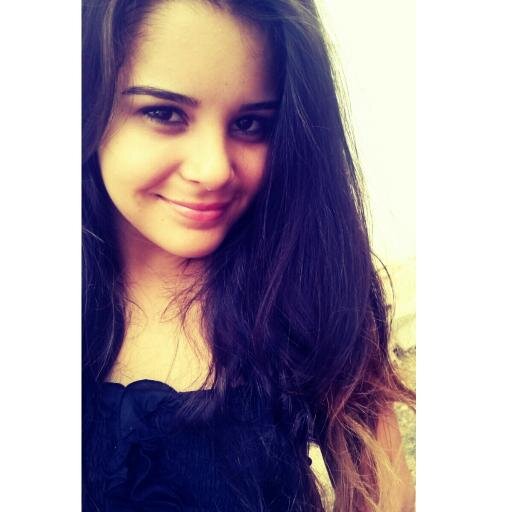 Capricorniana, 15 anos, tímida, namorando... Amo Deus, família, amigos, música... Segue? *-* , Se quiser só add : http://t.co/dwhhl2UNaj