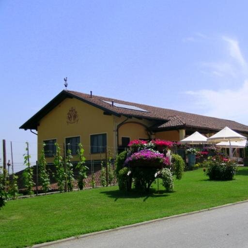 Gabriella Massucco, nel suo ristorante a Castagnito, rinnova con fantasia e originalitá i piatti della tradizione piemontese.