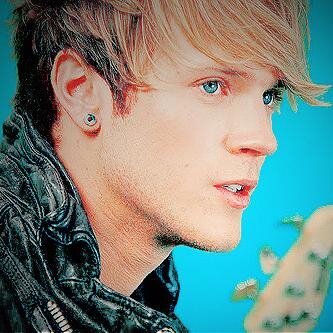 Oi, meu nome é Letícia. Eu adoro a banda MCFLY e a Restart. E os baxistas dessas duas bandas são meus favoritos!