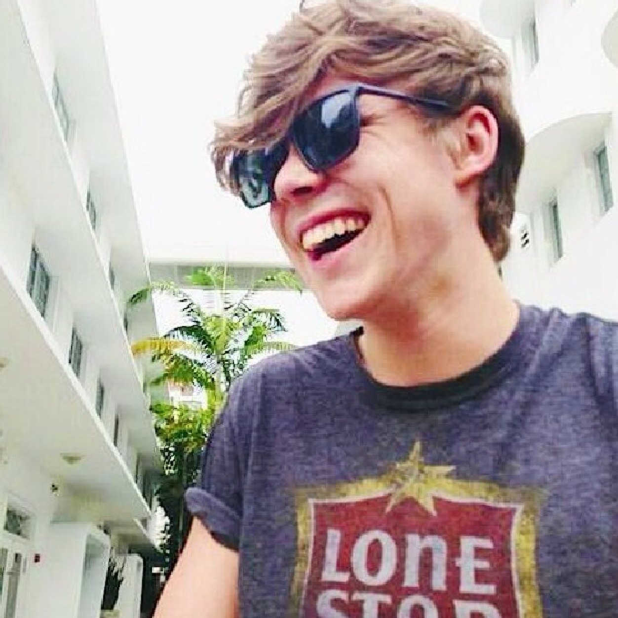 Follow @obeyashtonx or i unfollow