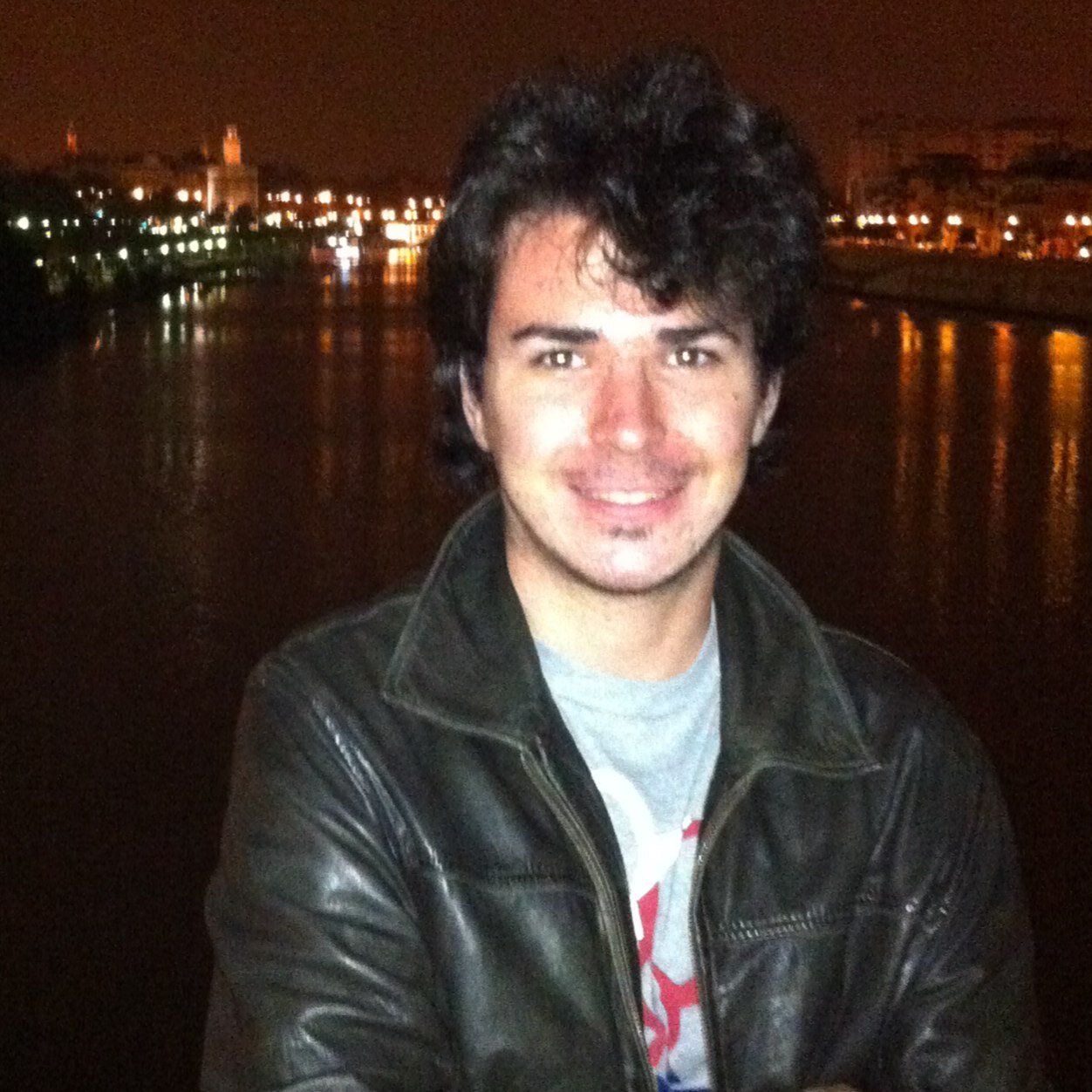 Licenciado Farmacia de la US. Master en genética molecular y biotecnología microbiana y master en Ensayos Clínicos