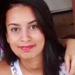 Chata, extremamente irônica, tímida, um pouco sarcástica, e com um monte de defeitos ...