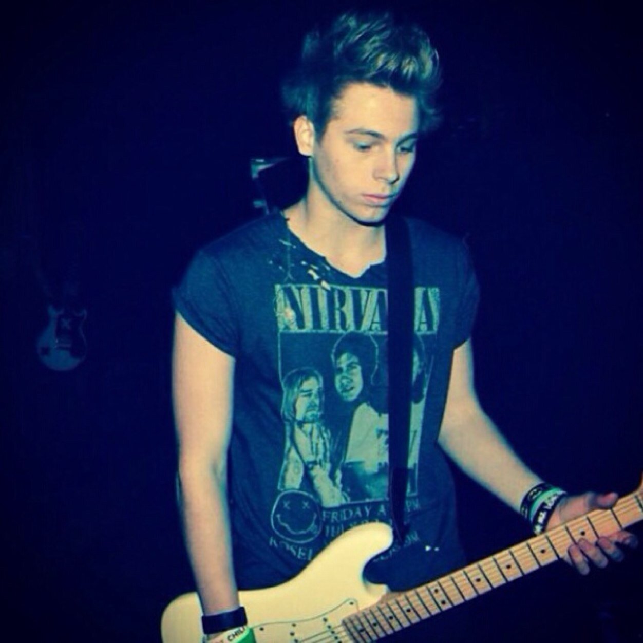 ♡♡Follow @calums_towel because she loves you ♡♡