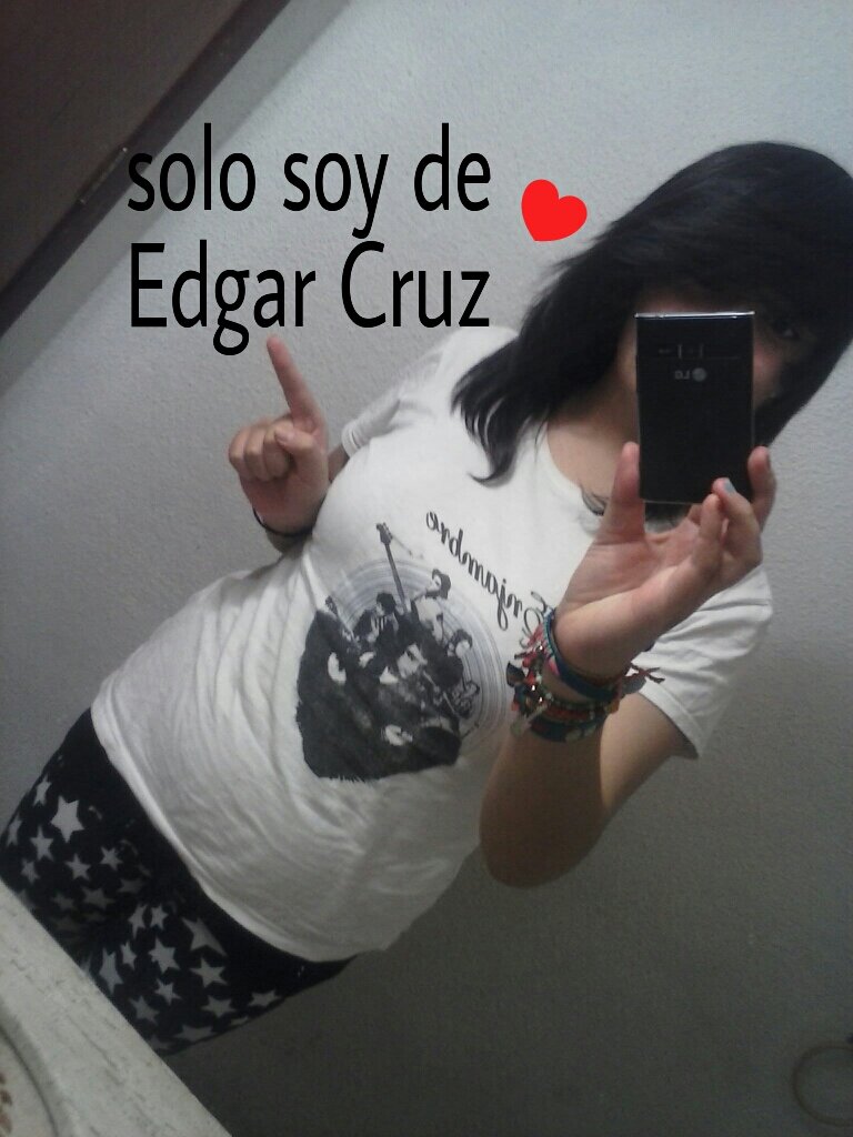 \(^_^)/ Pues soi dibertita, detallista, risueña, alegre, me late el teatro y si me kieres conoser mas twiteame y sigueme ~[^_^]~