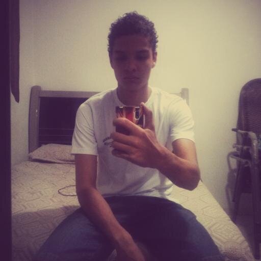 juniorwj_'s profile picture. Quem ama extremamente, deixa de viver em si e vive no que ama