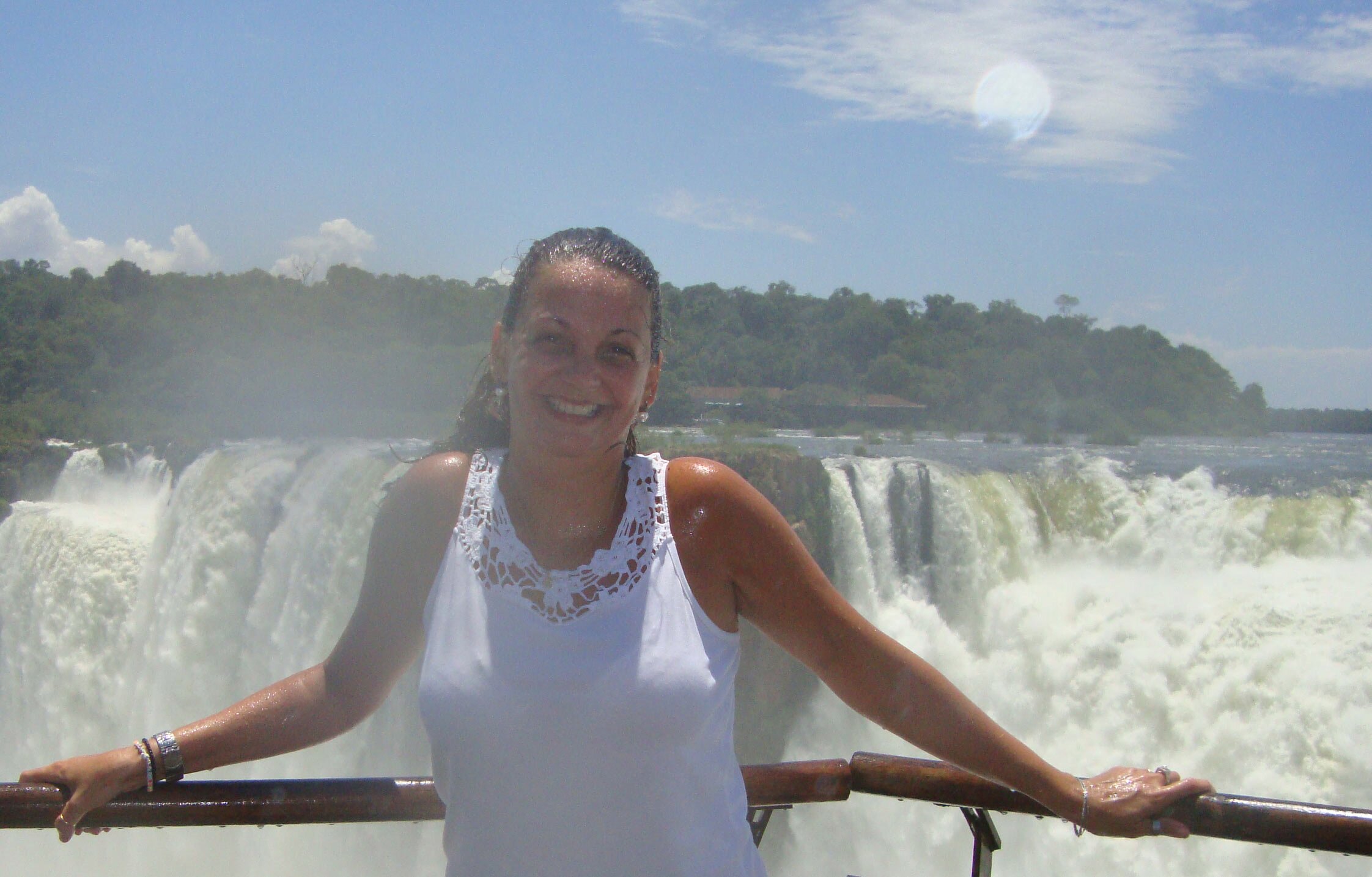 KariDoffo's profile picture. La vida es una obra de teatro que no permite ensayos, x eso se Feliz antes que el telón baje y la obra termine...