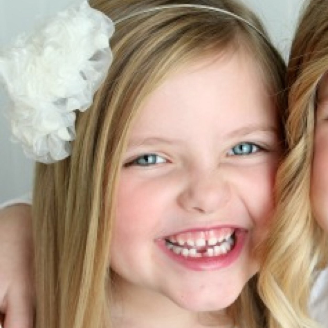 Im Lexia and im 6. My mommy is @Angelin90677771 and my RL twin sister is @Sabrina6287