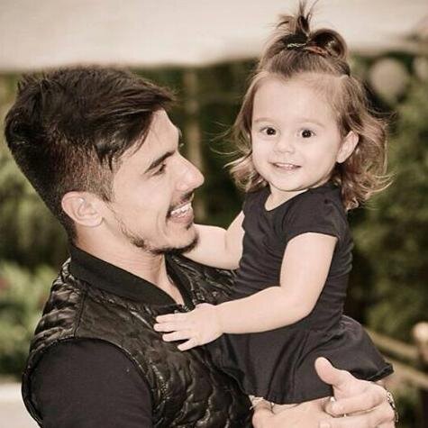 Amar é ir a morte, é acordar para a realidade do sonho, é vencer atraves do silêncio, é ser feliz até com pouco quando muito é bastante. @Williangomes07