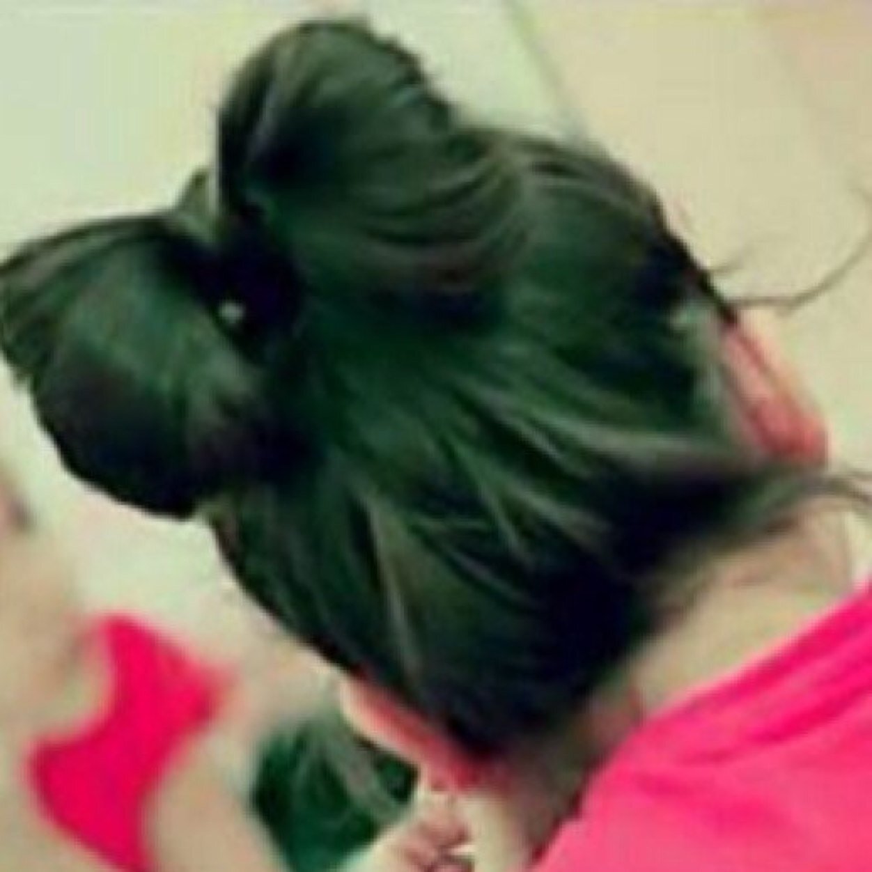 سَ آخبرك سراً .. القلب الذي يتسعّ للجميع لآ يلائممني أبداً).....ساااخرهـ....و مستبدهـ