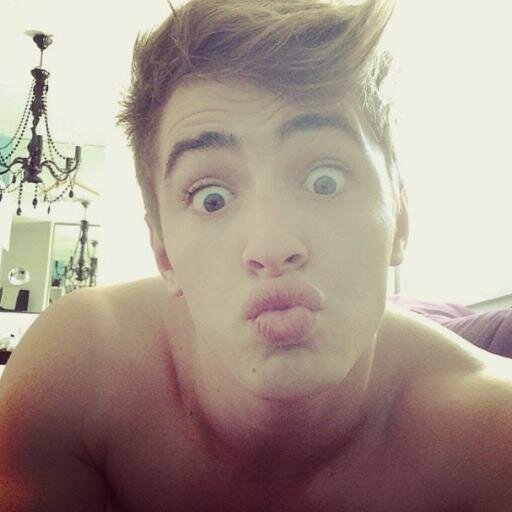 FlyDebinha's profile picture. 17/05