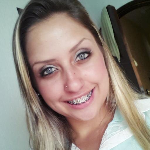Sou pura sensibilidade, sou impulsiva.Quando falo, falo muito.Quando irrito querem me matar.Quando não gosto, desprezo. Quando amo,amo MUITO;;