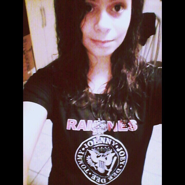 eu amo rock,curto Guns N' Roses,Nirvana,Beatles,Marilyn Manson e TWD etc...