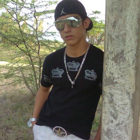 haciendo música y creando melodías... Agreguen al facebook : https://t.co/fHRLQpsYDq