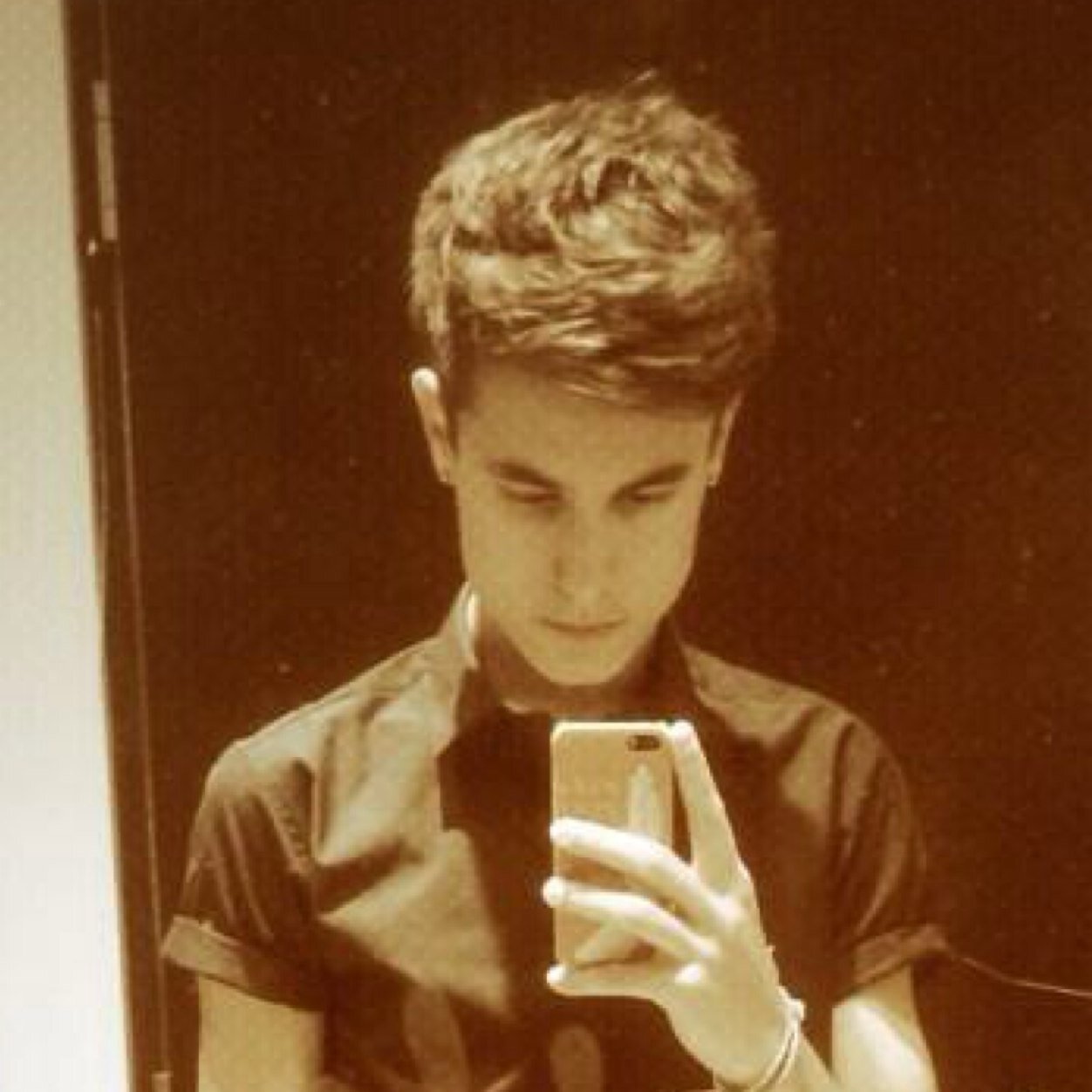 UnluckyRavio's profile picture. I'm Ravio. I'm from Lorule. I happen to be the 'opposite' of Link. I also gave Link a bracelet that allows him to merge into walls.