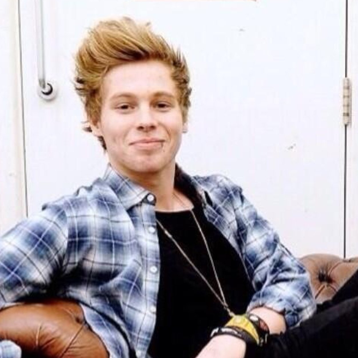 follow @calumdeyoutube for a free follow 
#followback