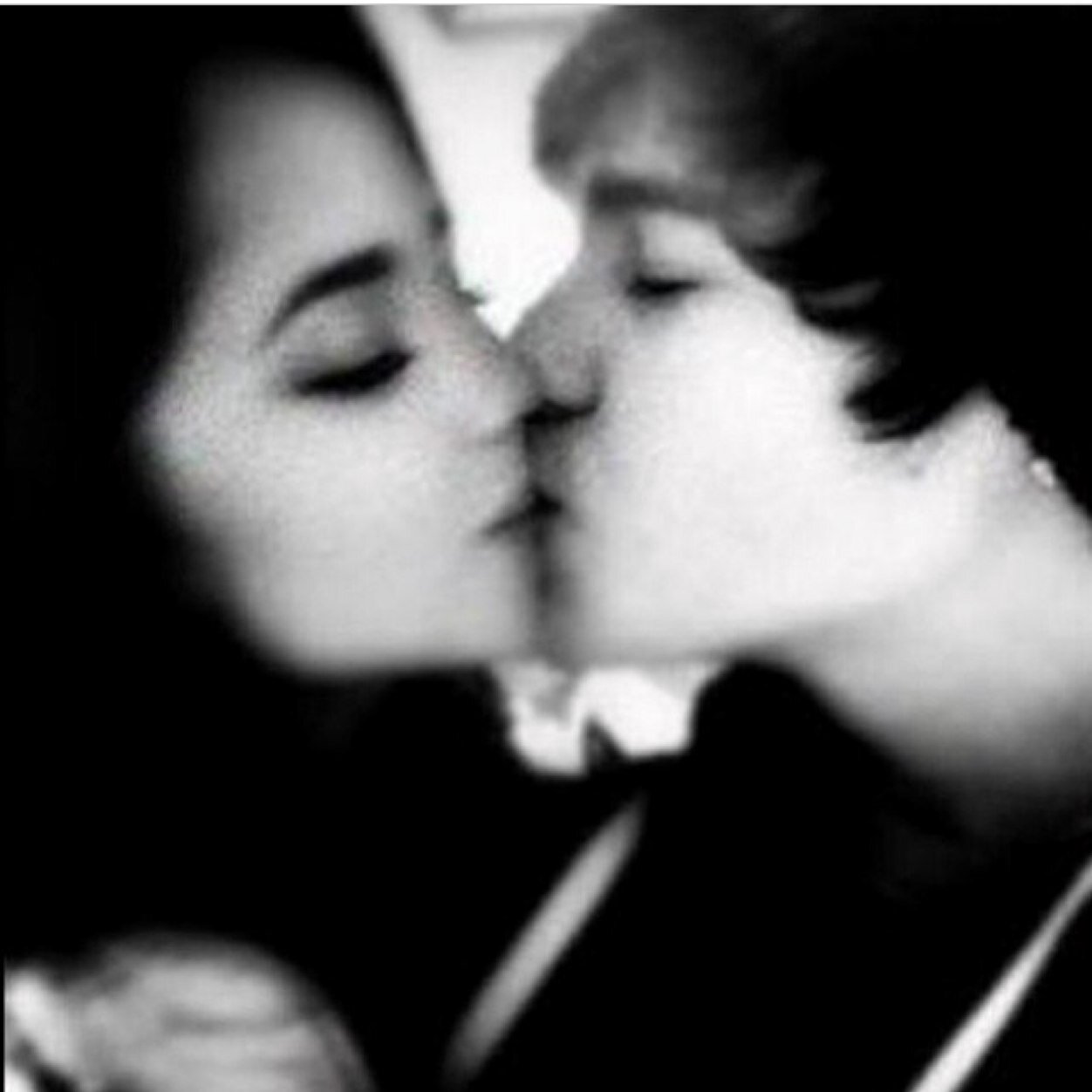 Hey follow @lukesbubb or @aliciaR5_ bc youre cute bye