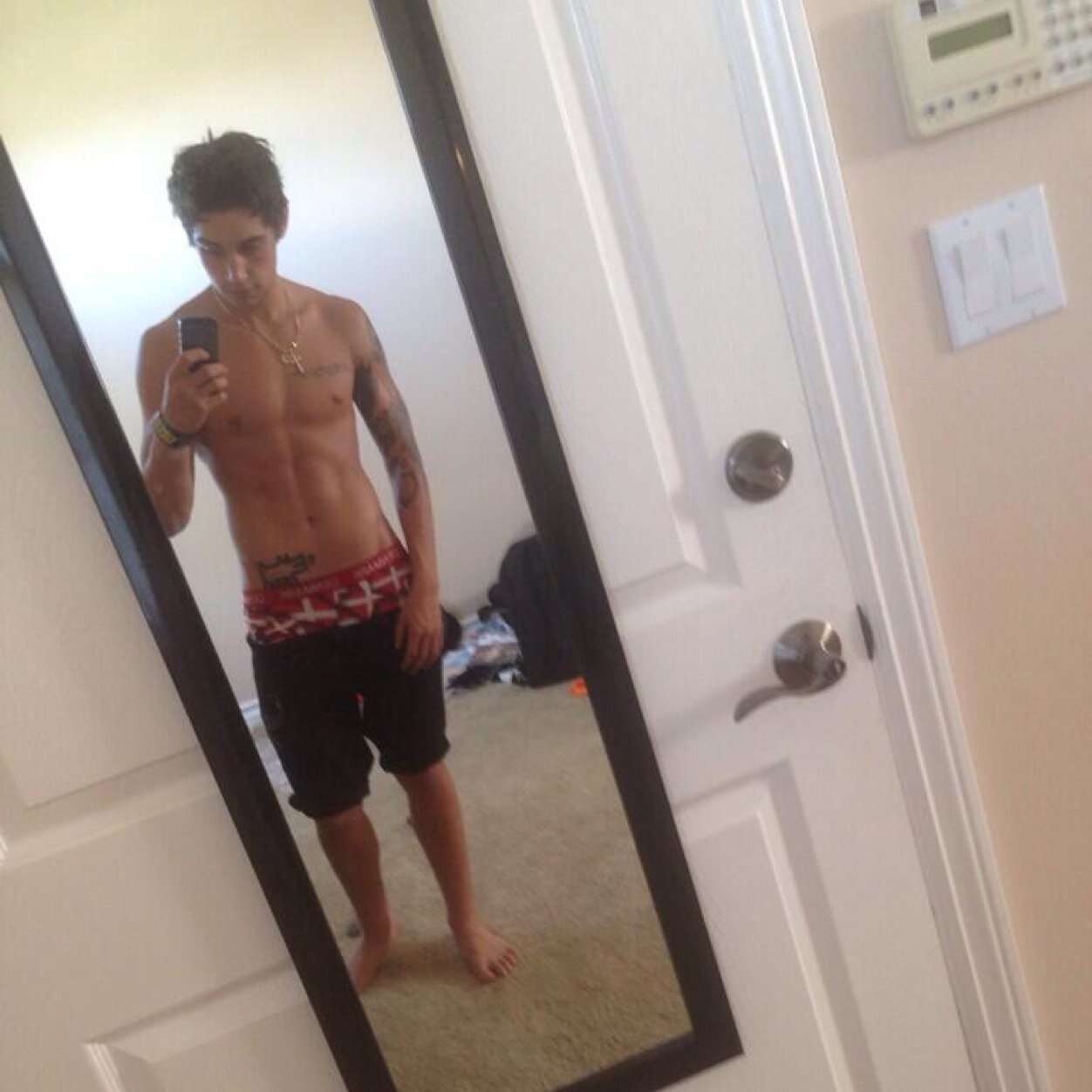Hey follow @lukesbubb or @aliciaR5_ bc youre cute bye