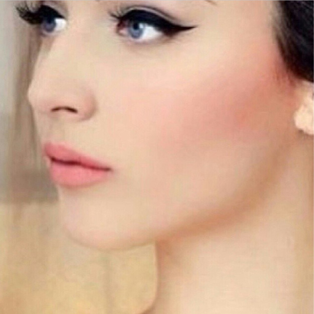 ابسط الاشياء تسعدني كثيراً حديث من احب , حَكايا امي , مُزاح ابي ,ضحكات إخوتي اشياء بسيطهہ لكنها تعني لي الحياه ♡ Abha#