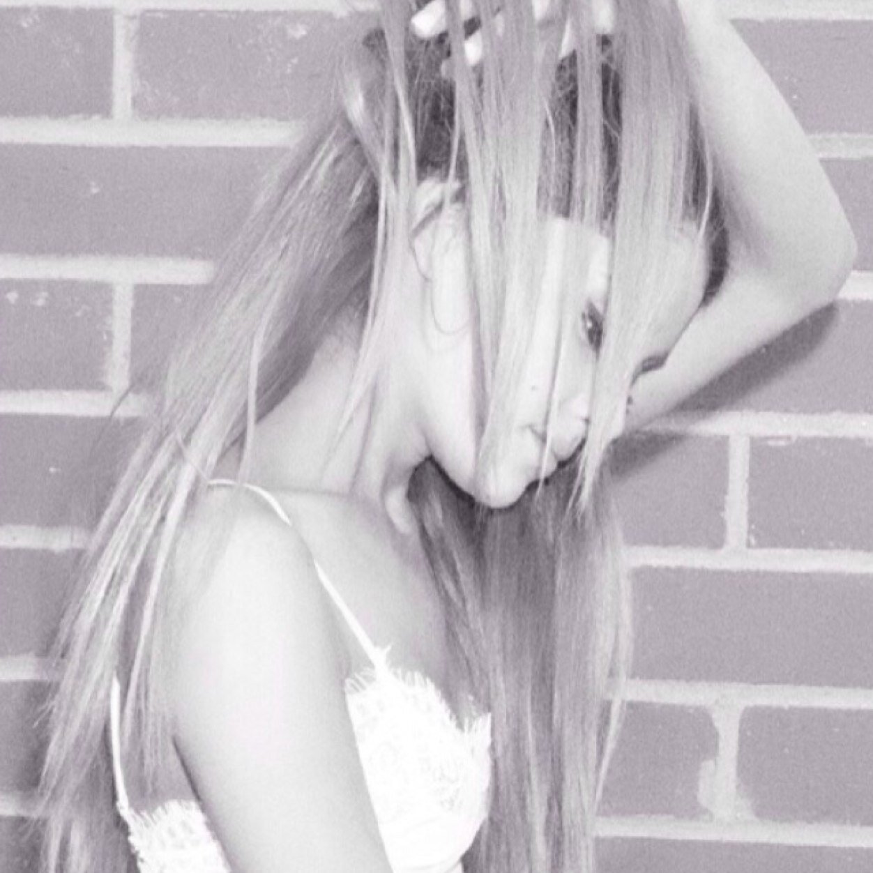 I'm here to support @ArianaGrande @FrankieJGrande @joangrande #BoyArianator Im on a follow limit #Damn Plant Love Grow Peace Arianator since 2009 Ariana is mine