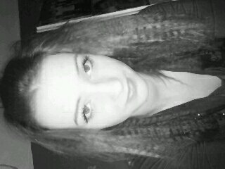 Love Football, play Guitar, and Acting.  16 and single -.- by the way hate perfect people ;)