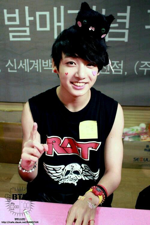 Bisa dance, nyanyi, rap. Ganteng, imut, cantik(?), gila. lahir tahun 97. Muda kan? Gue jg berpikir begitu. Follow gue ye. Ntar gue followback.