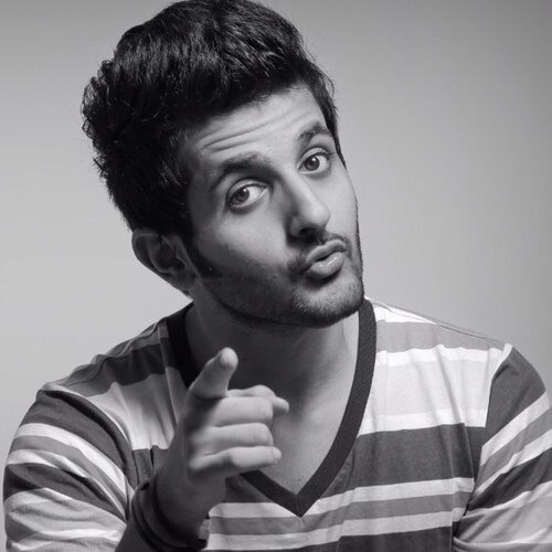 امي امريكيه لم اراها منذ سن الخامسه اؤمن باشياء كثيره منها انه بامكانك الكذب هنا على اناس لاتعرفهم كالذي فعلته للتو !
ما اتابع اصنام !! 
#انا330
ماشاءالله ..