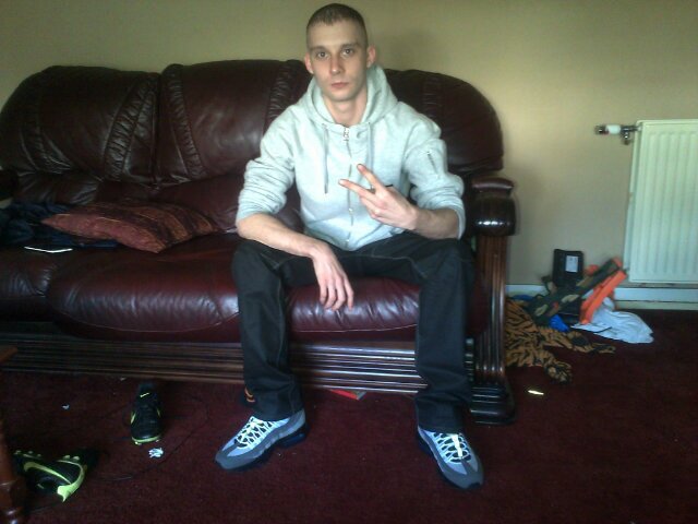 My names andrew nd a live in barmulloch. I love tae party nd huv a good time