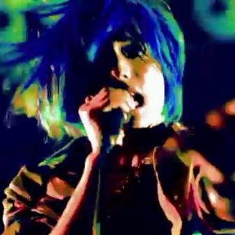 無言フォロー失礼します！FalilvとかKANA-BOONとか邦Rock色々好き。特にFalilv。KREWELLAも好き。唐突にリプ送ります！(笑)仲良くしてもらえると嬉しいです(゜-゜)b