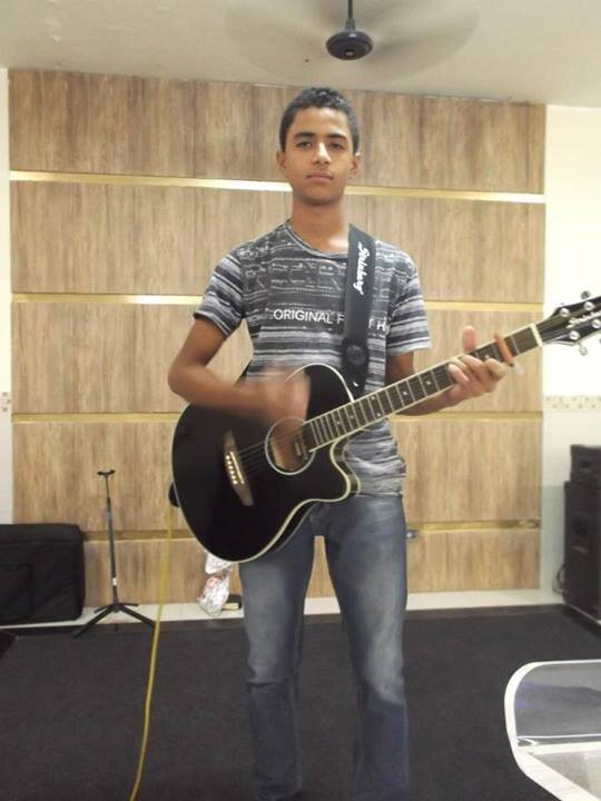 amo minha namorada;toco violao;guitara;contra baixo acustico e electro
