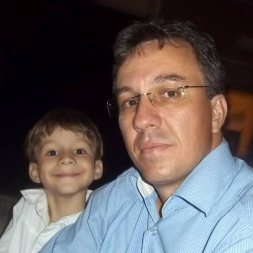 Brasileiro Corintiano, romântico, sincero, amoroso. Gosto de esporte. Apaixonado por minha família.