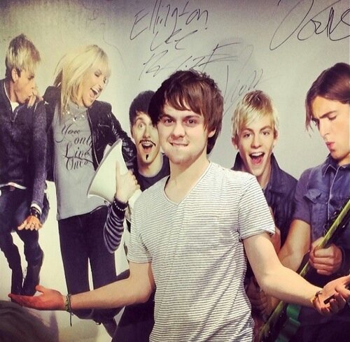 R5 follow me please I'm Mrs Ratliff Follow me and I follow you back ;)