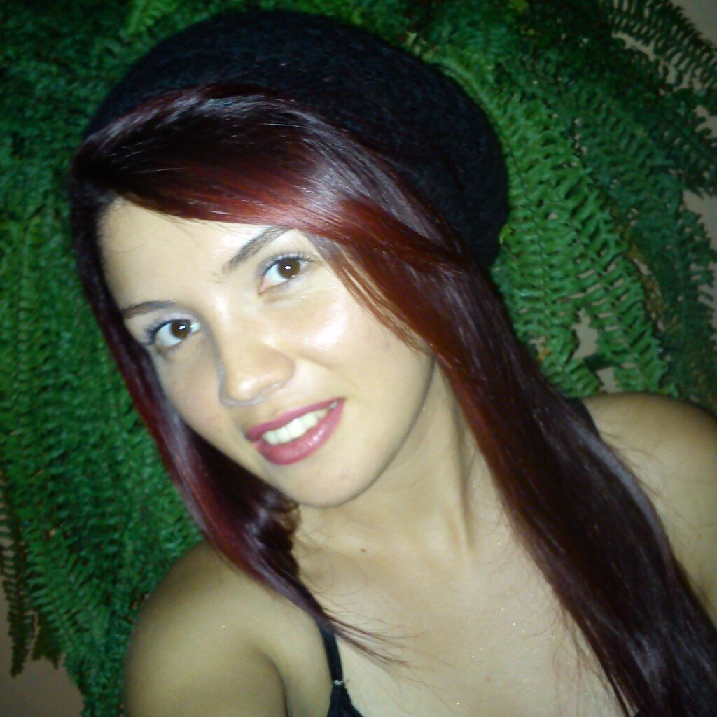 La vida me enseño q cada día es unico q se vive al maximo...Q nadie es indispensable solo Dios y q la felicidad es eterna sin serlo!!!