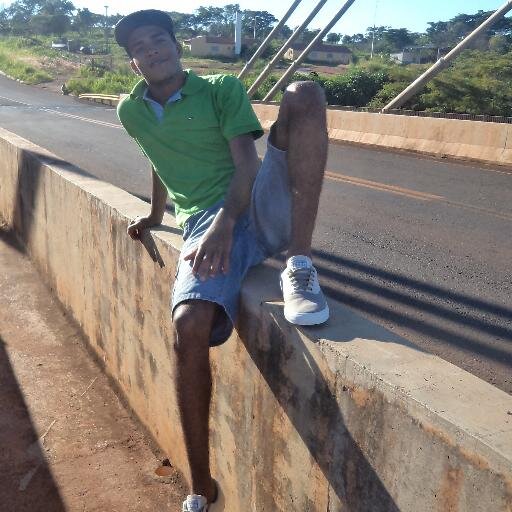tudo  q eu  quero   é  viver  em  paz   e te  beija  quando  der na telha  no  agito  da balada   na calma da fazenda no  banquinho  da praça deitado na areia