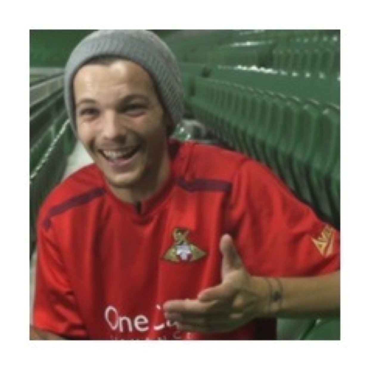 FOLLOW @bloushire AND @cuddlingniallx LOVE YA!!!