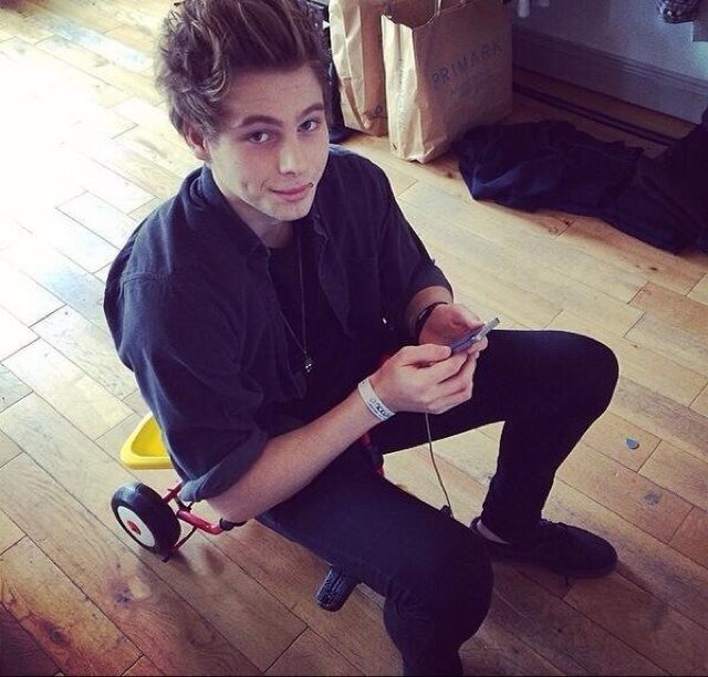 Verified directioner and member of the 5sos fam