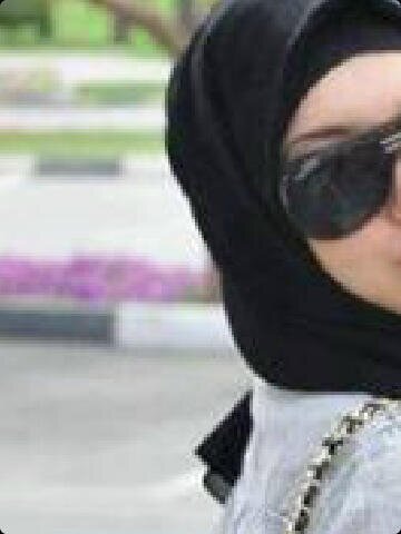 آقف بآلمنتصف بين آلخير و آلشر ، بين آلحلآل و آلحرآم ، آميل هنآ و هنآ ، لي زلآتي و لي حمآقآتي ، لآ آدعي آلكمآل ، و لآكني آرجو آلله آن يحسن خآتمتي