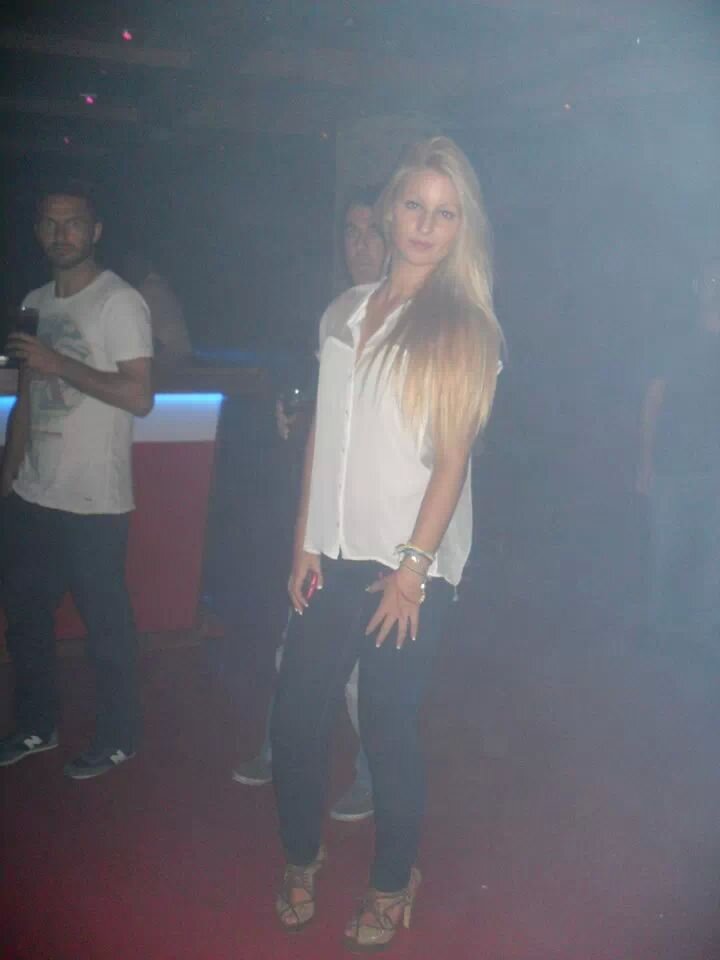 19Alisia's profile picture. A 100 Kilómetros por hora, con las sirenas puestas y en dirección prohibida. O le echas cojones o le echas de menos...