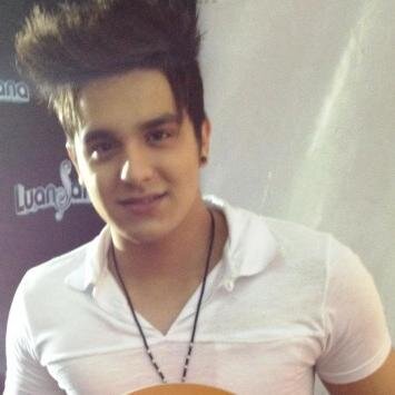 aquela perfeição q tem mil defeitos! .. e pra q bio se eu respiro voce ? @luansantana ♥ †