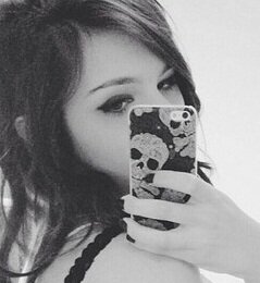 Será que eu já posso enlouquecer? Ou devo apenas sorrir?”

— Pitty