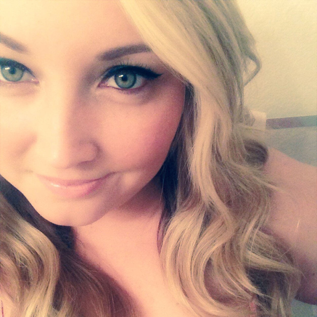 phila_love's profile picture. “So you agree? You think you’re really pretty?”