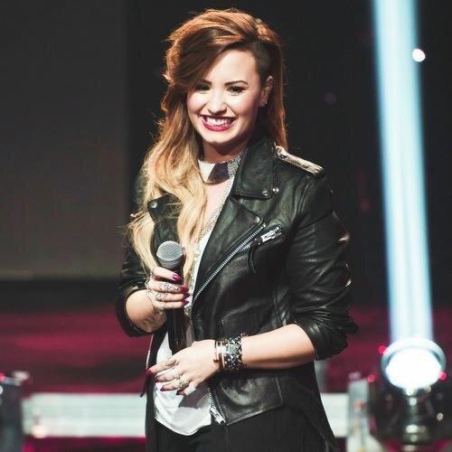 @ddlovato esa chica que salvo miles de vida con su grandiosa musica || mi idola? la que habla con los caballos y se le olvidan la letras de las canciones